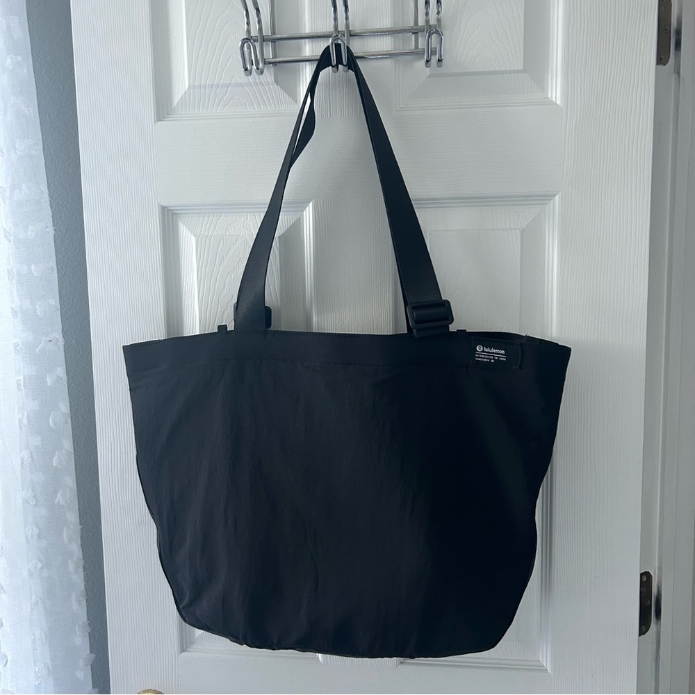 Lululemon Clean Lines Tote Bag 22L